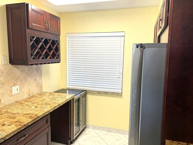 Building Photo - 7076 Huntington Ln