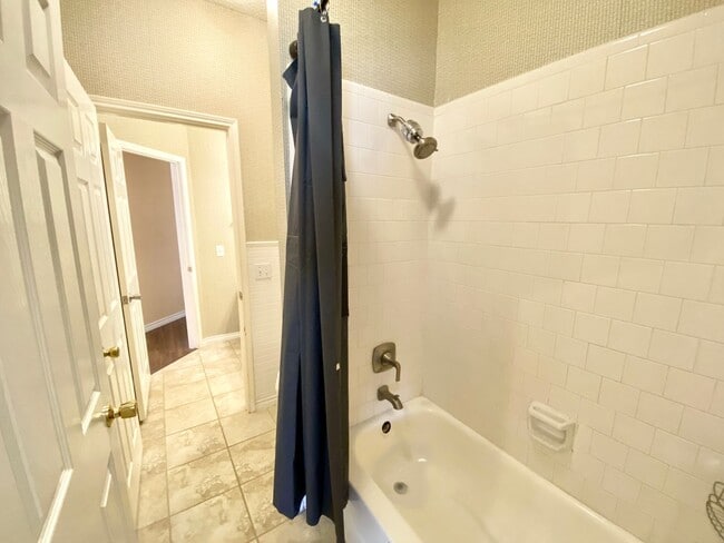 Building Photo - Introducing this inviting 3-bedroom, 2-bat...