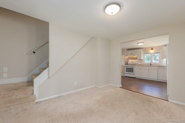 Building Photo - 119 E Village Rd