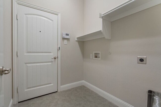 Building Photo - "Beautiful 3-Bed, 2-Bath Retreat in Northl...