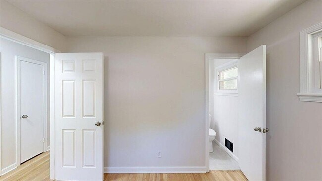 Building Photo - 8 Larose Dr SW