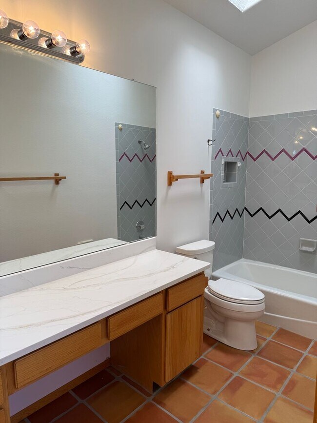 Building Photo - 5 Oriente Ct
