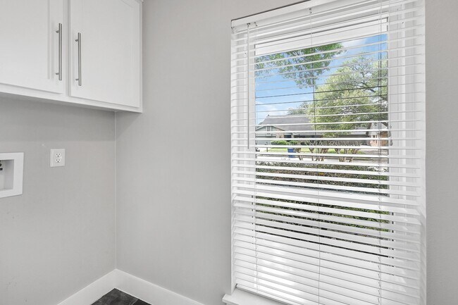 Building Photo - 4738 Whispering Falls Dr