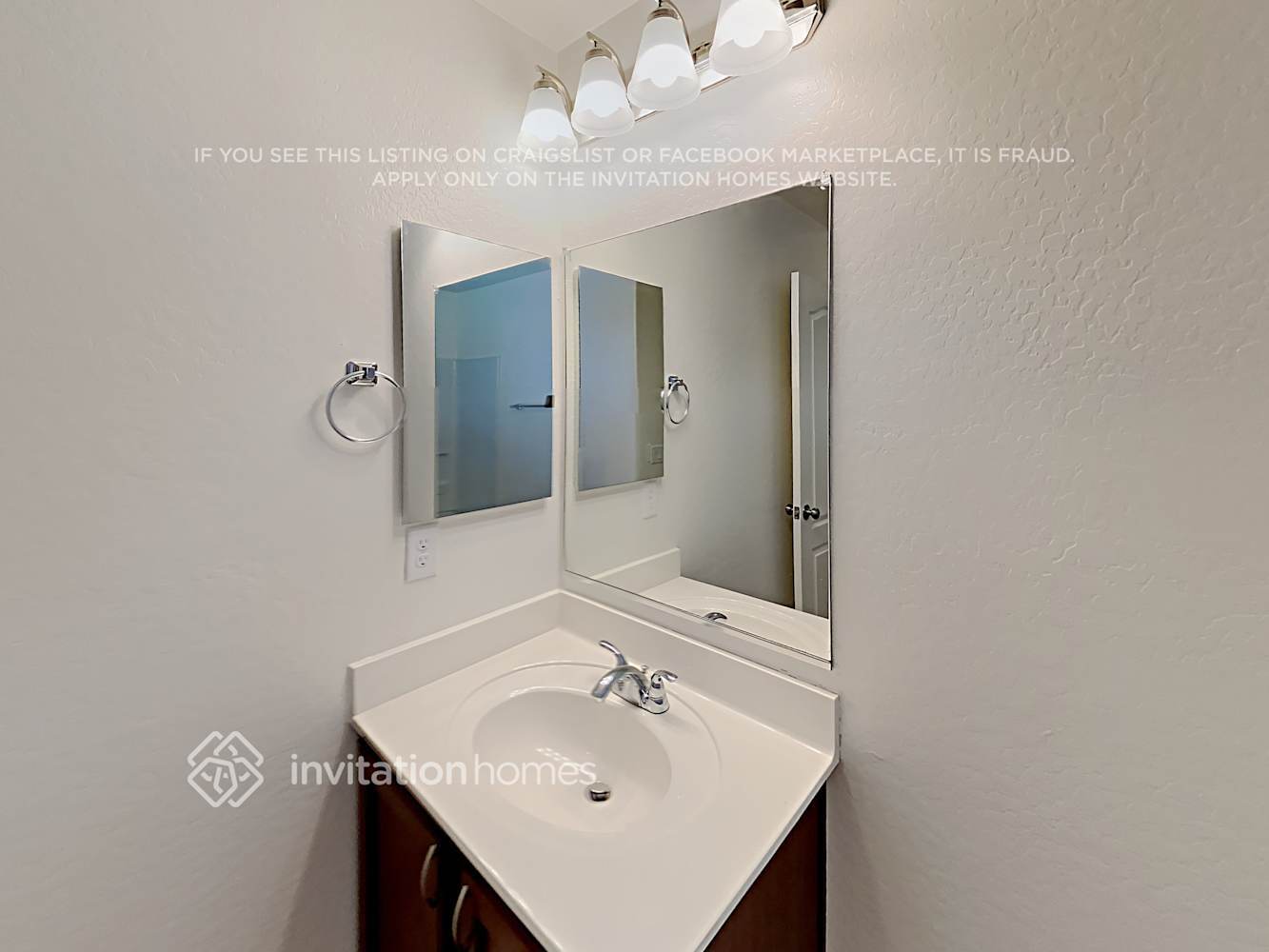 Building Photo - 952 S Hawk Ln