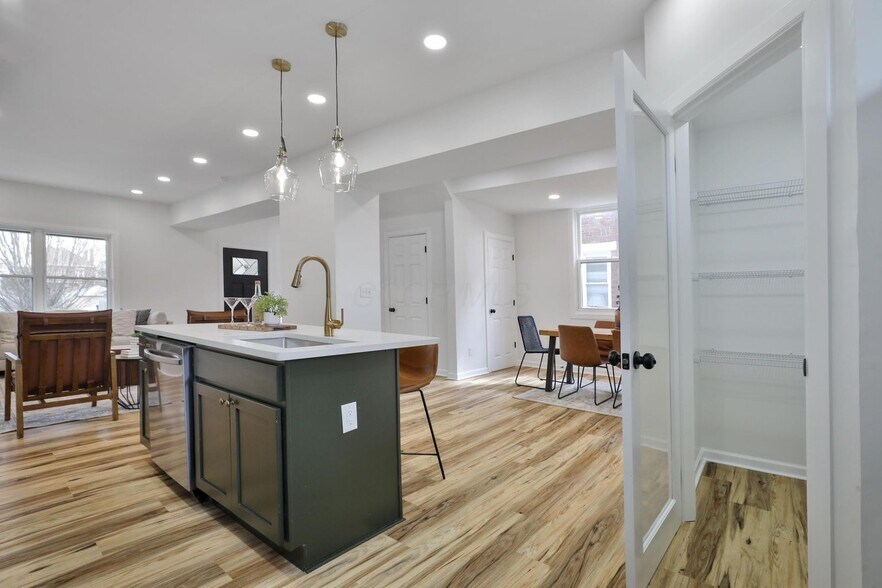 Building Photo - 423 Stoddart Ave