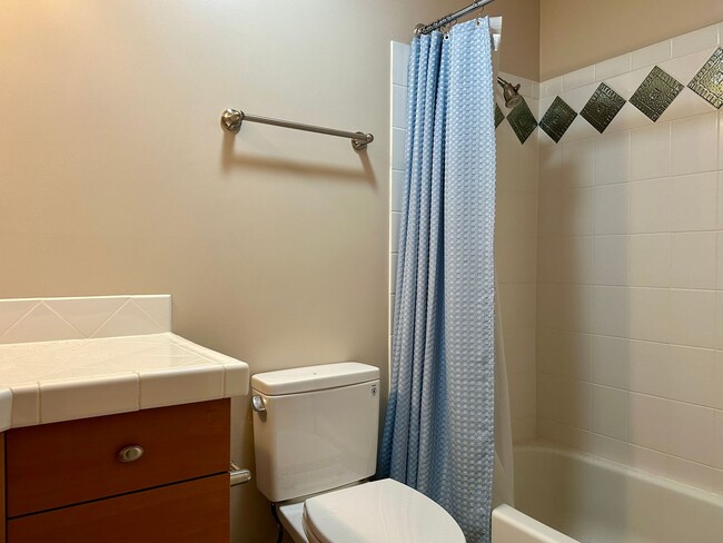 Building Photo - Two Story Condo in Downtown Bellevue