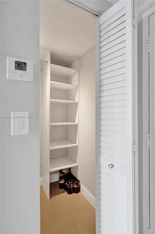 Building Photo - 2500 Parkview Dr