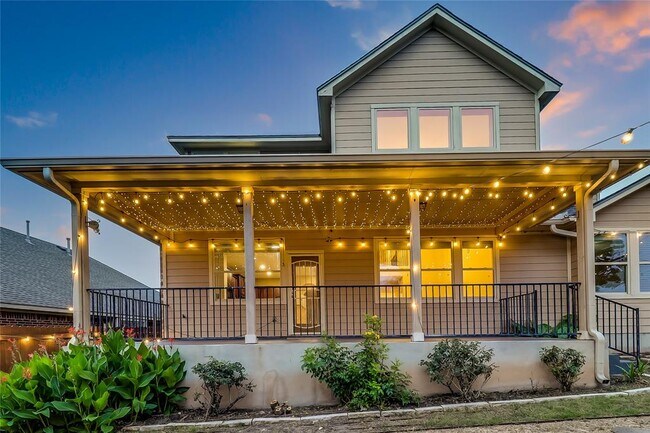 Building Photo - 401 Silver Trail