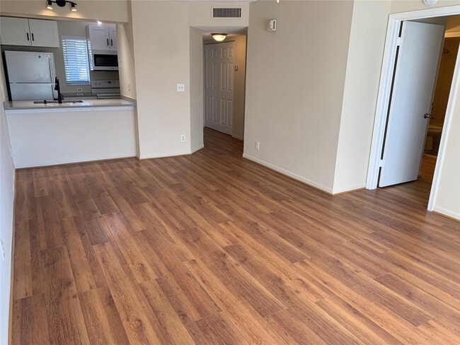 Building Photo - 10038 Twin Lakes Dr