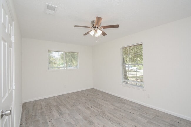 Building Photo - 1825 Live Oak Dr