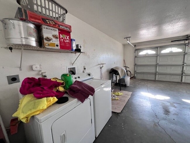 Building Photo - 3 Br 2Ba House with Garage and fenced yard**FURNISHED**