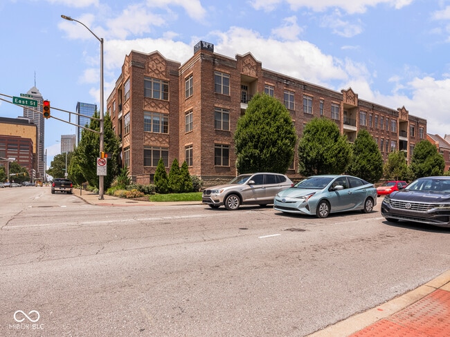 Building Photo - 450 E Ohio St