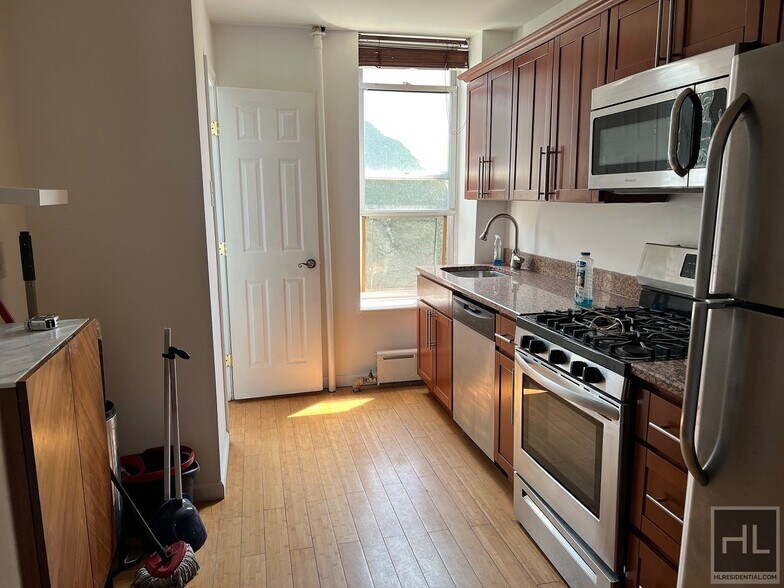 Building Photo - 1.5BR 1BA Red Hook Loft Style Railroad Apa...