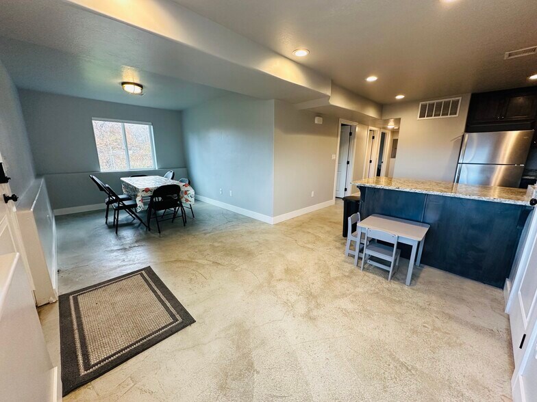 Building Photo - 583 N 400 E