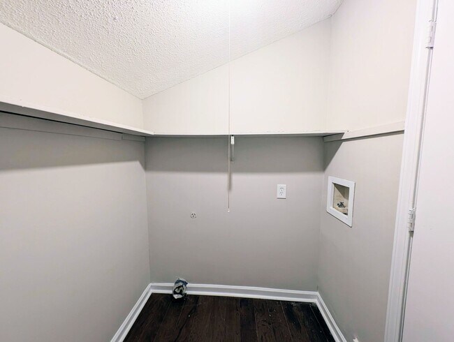 Building Photo - 1917 Tischer Rd