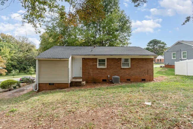 Building Photo - 815 Norwood Dr