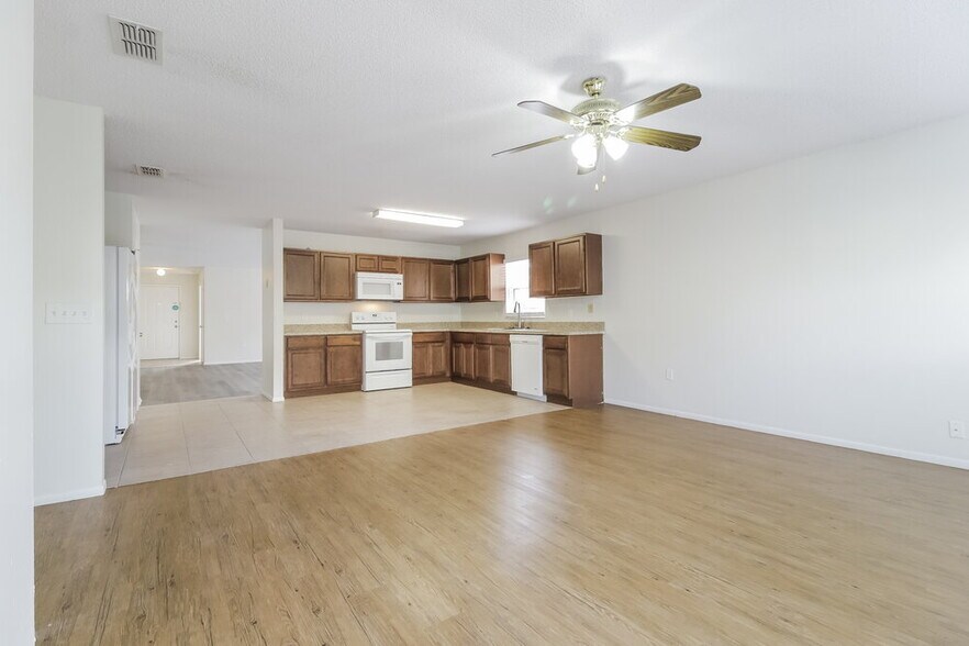 Building Photo - 3137 Holland Dr