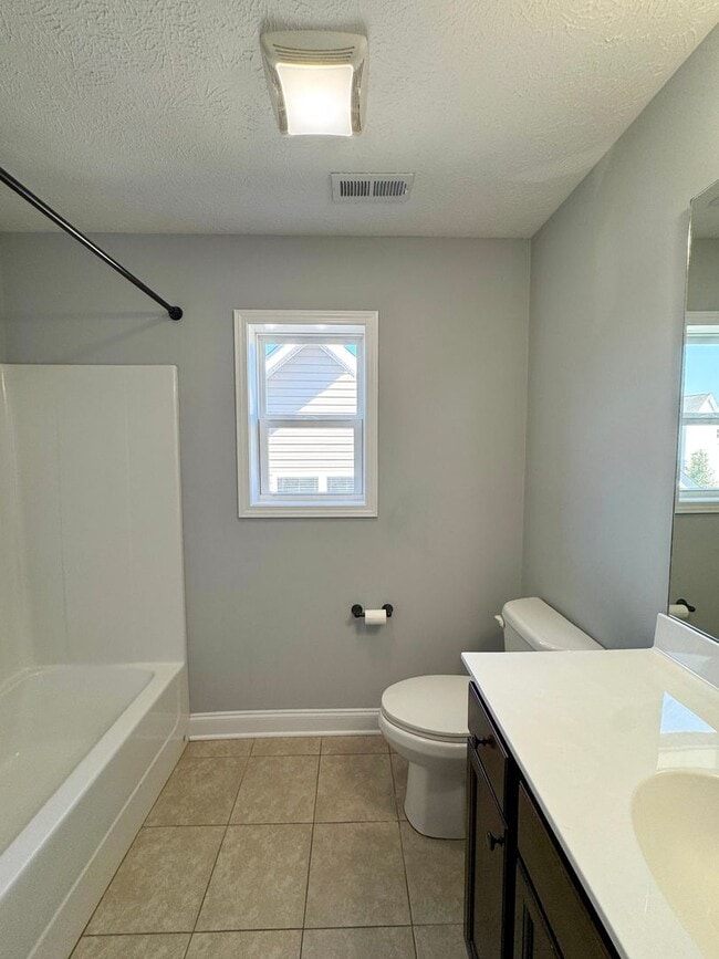 Building Photo - Stunning 4 Bed 2.5 Bath Home in Aberdeen