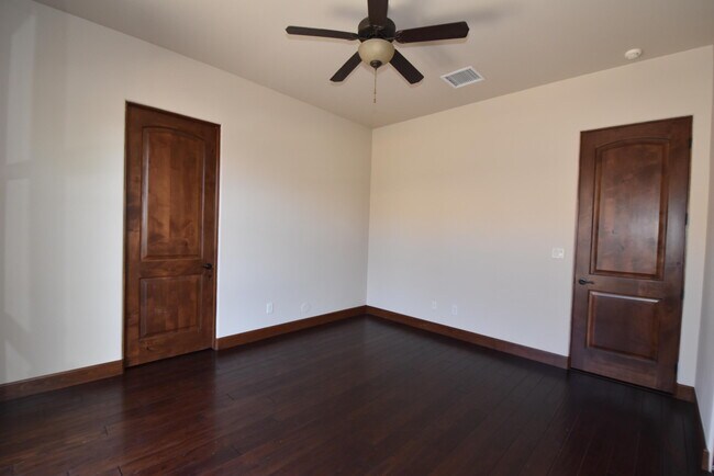 Building Photo - 6264 Wildwood Ct