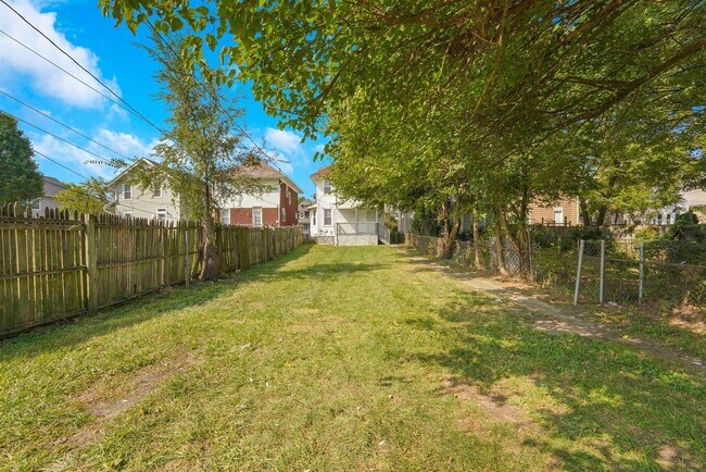 Building Photo - Move-In Ready 3-Bedroom Home with Updated Kitchen & Central A/C