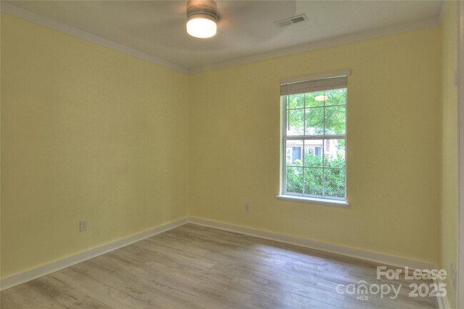 Building Photo - 216 Stratford Dr