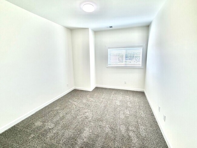 Building Photo - 4877 Chatelet Dr