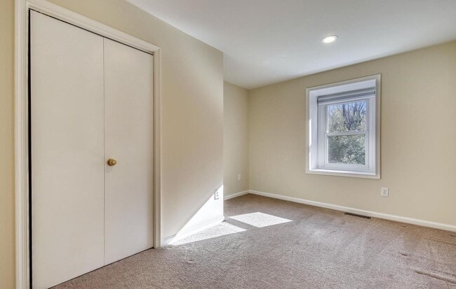 Building Photo - Fabulous 3BR/3.5BA Potomac Townhome, in In...