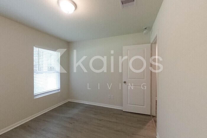 Building Photo - 204 Wild Oak