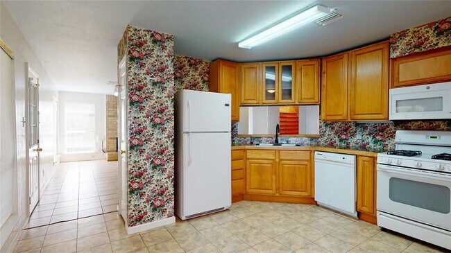 Building Photo - 15614 Barbarossa Dr