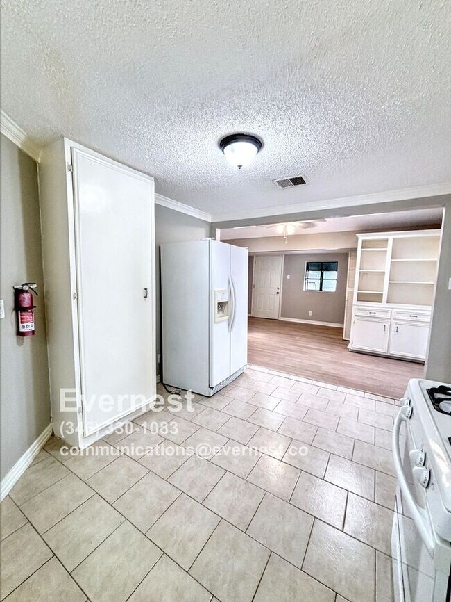 Building Photo - 3-Bedroom, 2-Bath Home with Pool and Conve...