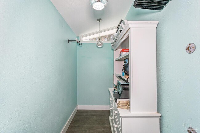 Building Photo - 231 Sabine Dr