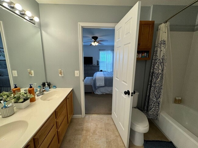 Building Photo - Gorgeous 2 Bed 2.5 Bath Townhome With A Fenced Yard In Exeter