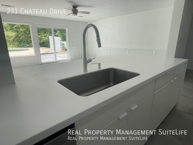 Building Photo - 231 Chateau Dr