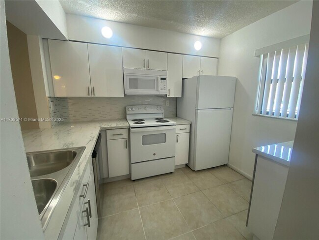 Building Photo - 3410 Foxcroft Rd