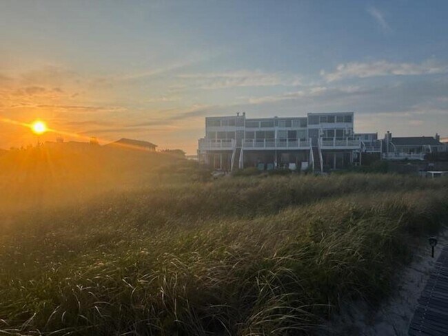 Building Photo - 539 Dune Rd