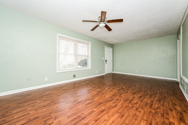 Building Photo - Fantastic 4bd/3ba home! Let yourself in!