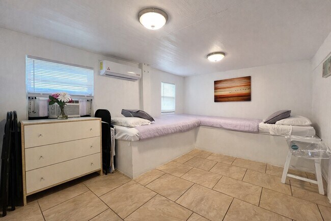 Building Photo - 4111 Oleander Dr