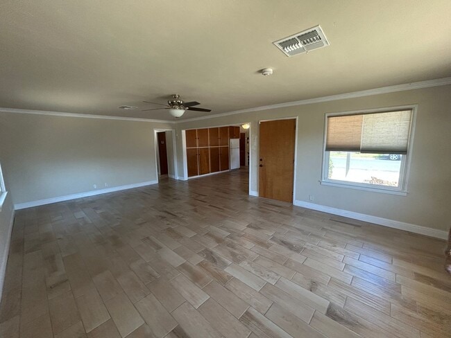 Building Photo - Wow, ready for move in, large updated home...