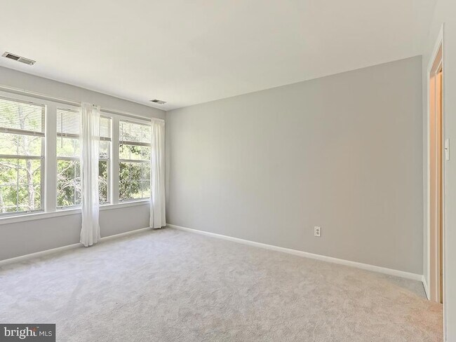 Building Photo - 303 Trinity Ct