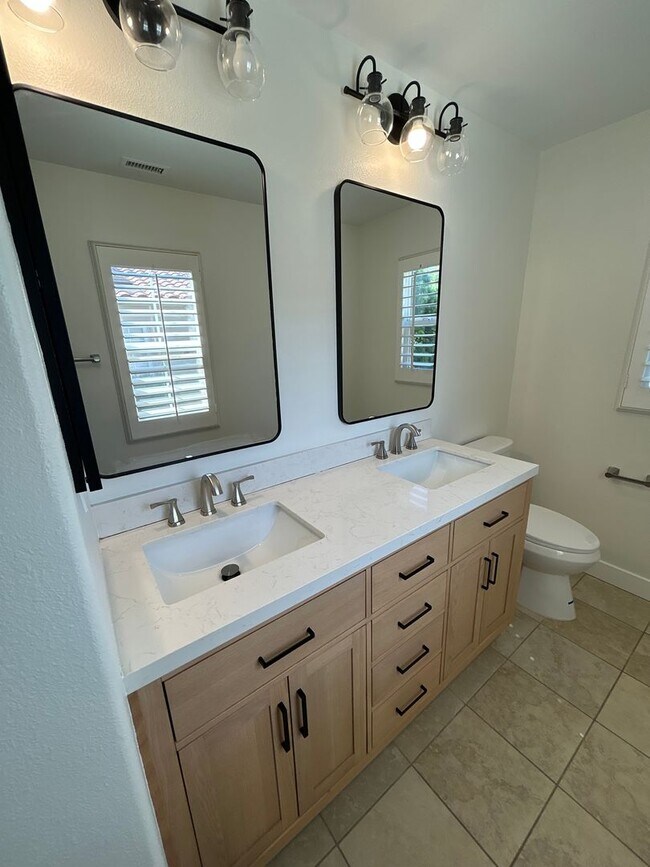 Building Photo - New! 3BD/2.5BA Two-Story Condo in Qual Hill Irvine! *MOVE-IN SPECIAL*