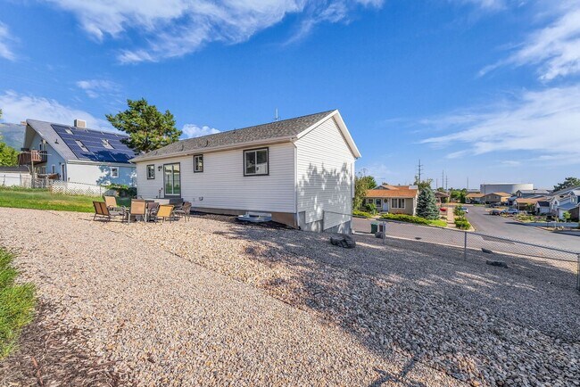 Building Photo - Beautiful 2020 Layton Home with High Ceilings & Modern Finishes