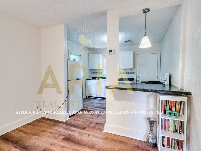 Building Photo - Adorable Remodeled 1 Bed/1 Bath Cottage! C...