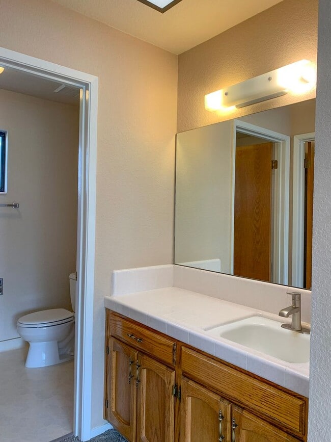 Building Photo - 2 Bedroom / 2.5 Bath Condo in Ridgemark