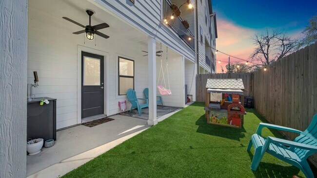 Building Photo - 833 Wakefield Dr