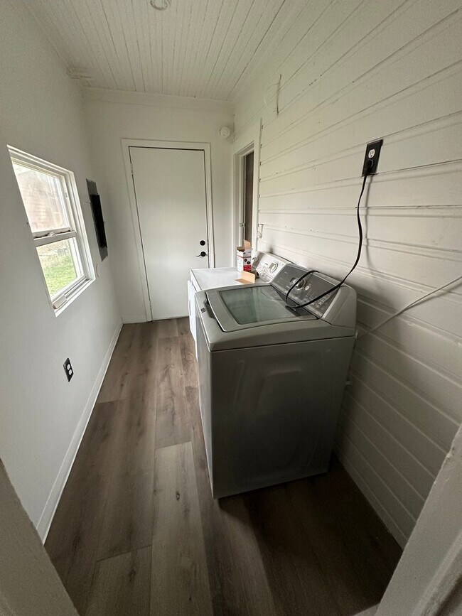 Building Photo - 805 S 5th Ave