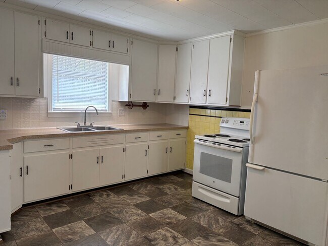 Building Photo - 3 BED, 1 BATH BRICK HOME