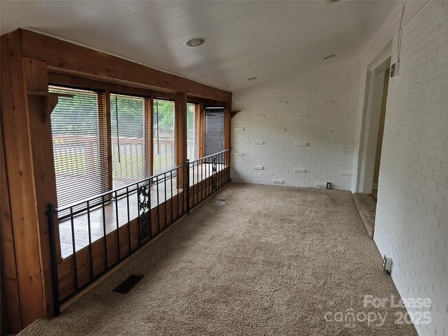 Building Photo - 5027 Malibu Dr
