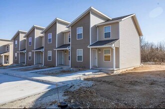 Building Photo - 3 BEDROOM 2.5 BATHROOM TOWNHOUSE FOR RENT