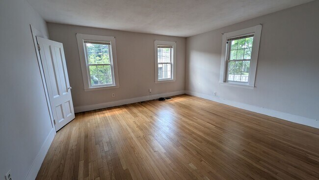 Building Photo - Super Charming 1-Bed in Watertown - Parking Spot Incl!