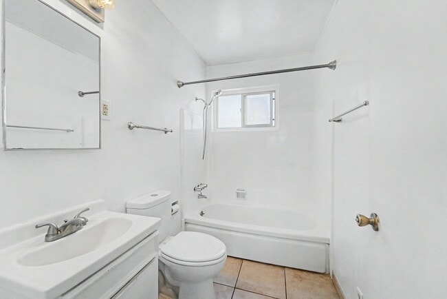 Building Photo - 806 H St